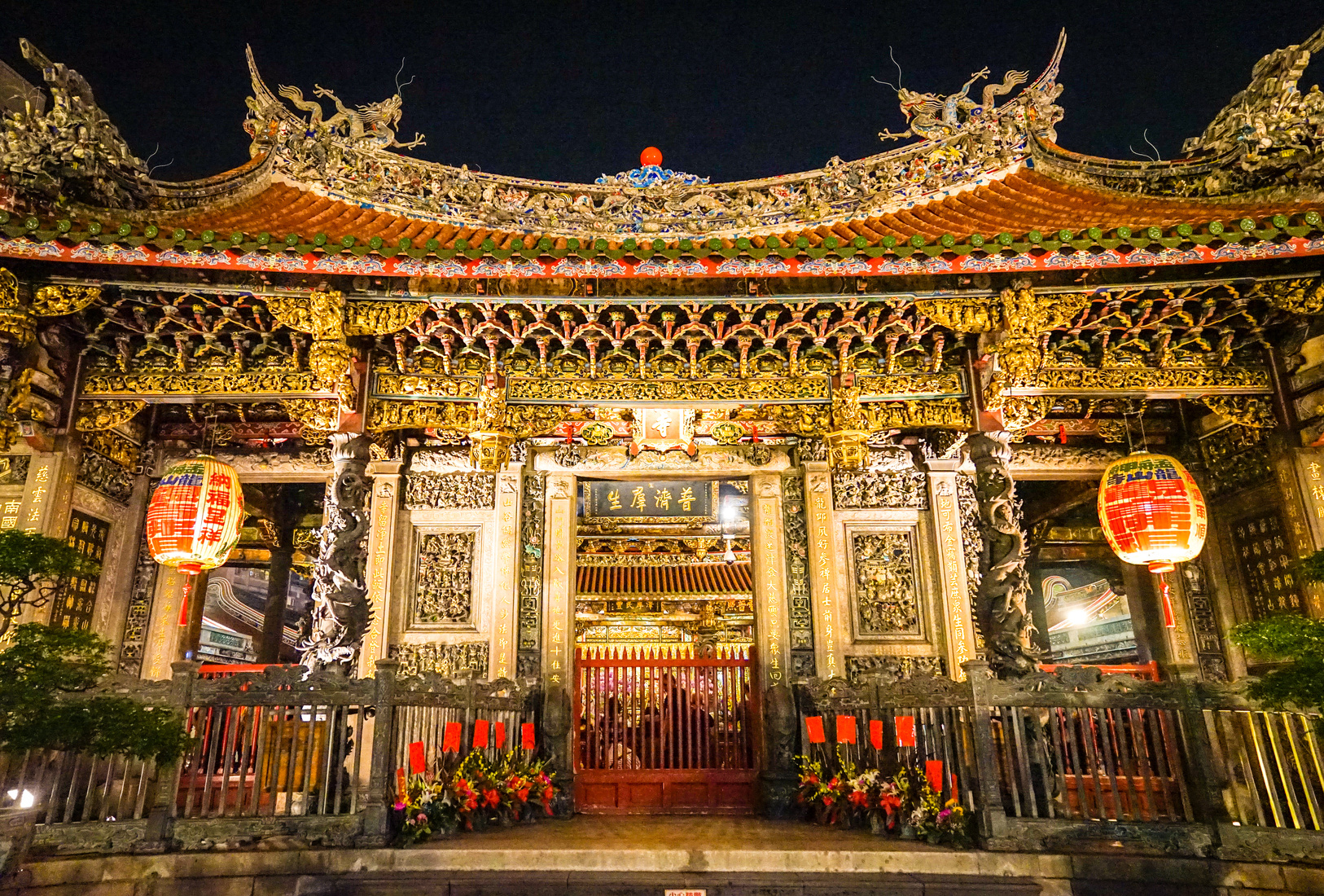 the exterior architecture of Longshan temple